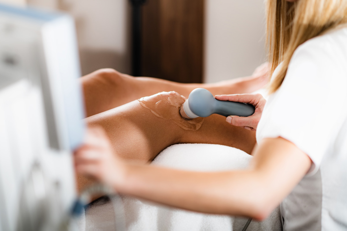 nurse-performing-ultrasound-on-a-knee